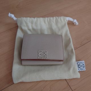 ロエベ(LOEWE)のロエベ　財布　アナグラム トライフォールド 6cc ウォレット　三つ折り財(財布)