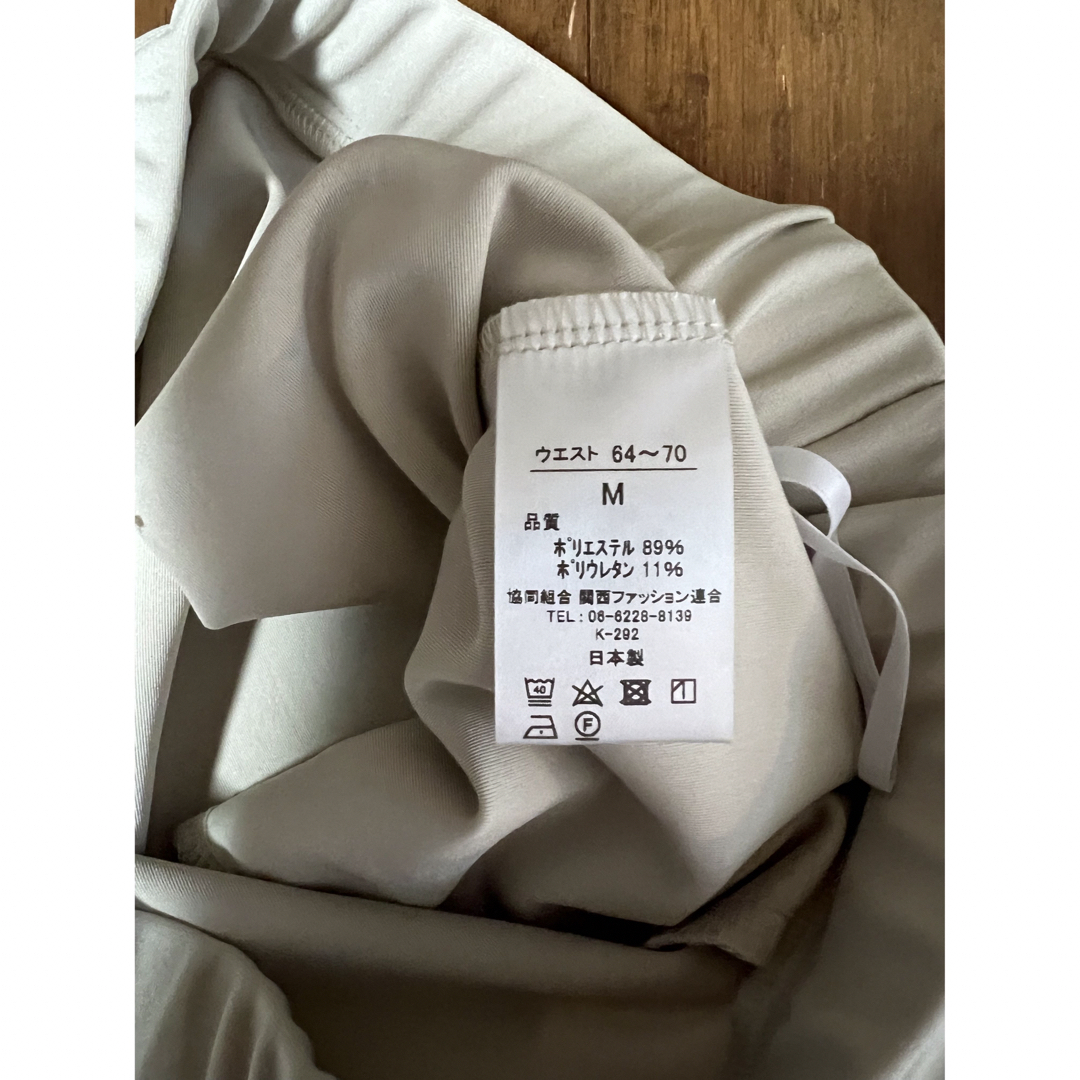 きれいめジョガーパンツ　ベージュ　M サイズ レディースのパンツ(カジュアルパンツ)の商品写真