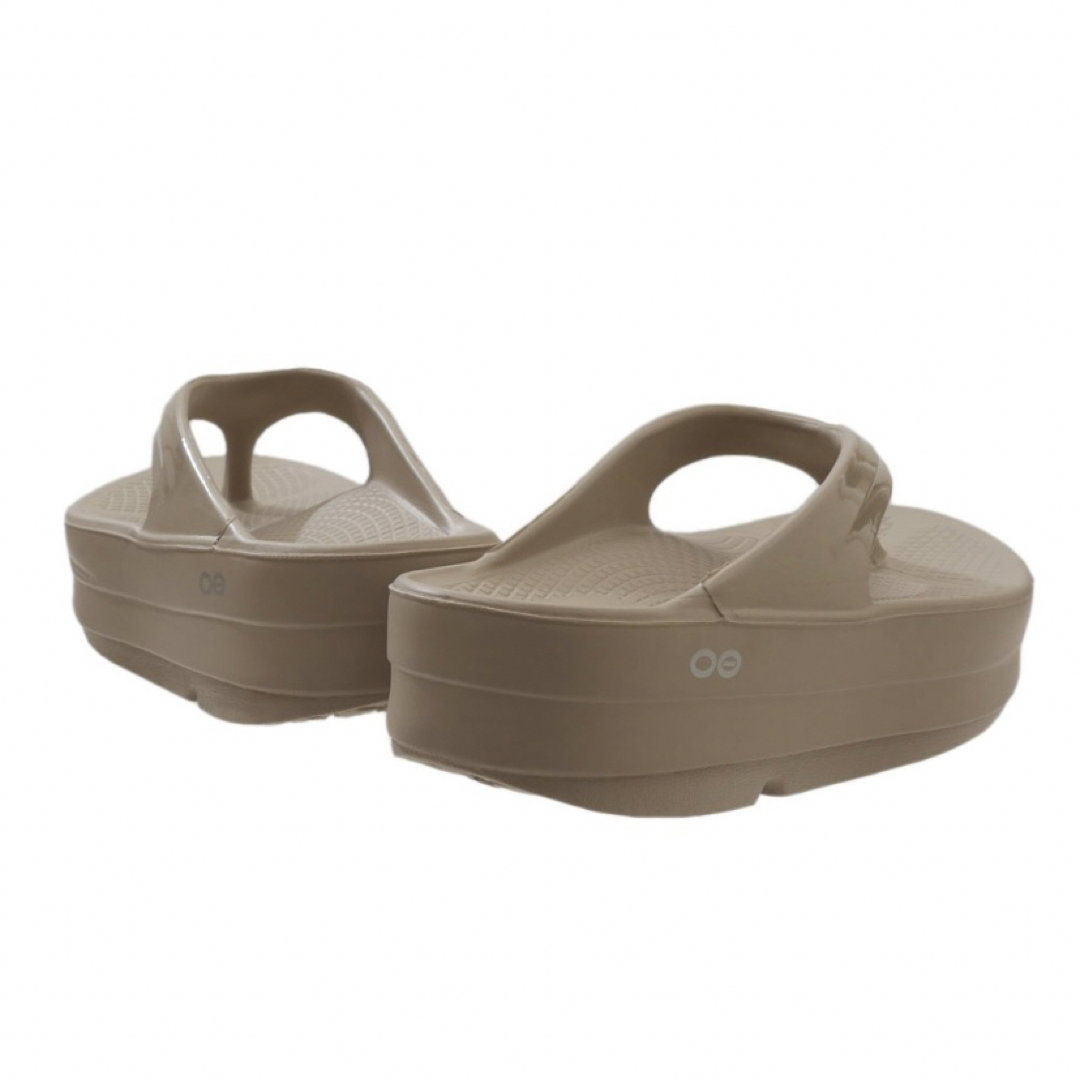 OOFOS(ウーフォス)の24㎝ 新品 厚底 OOFOS OOMEGA ウーメガ ノマド ベージュ ⑨ レディースの靴/シューズ(サンダル)の商品写真