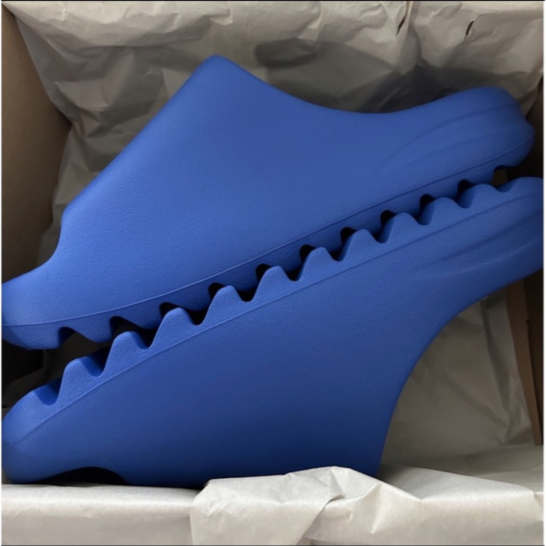 YEEZY（adidas）(イージー)のadidas YEEZY Slide Azure メンズの靴/シューズ(サンダル)の商品写真