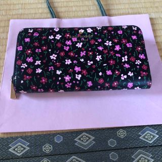 ケイトスペードニューヨーク(kate spade new york)の緊急値下げ【新品・未使用】ケイト・スペードニューヨーク／黒／花柄／長財布(財布)