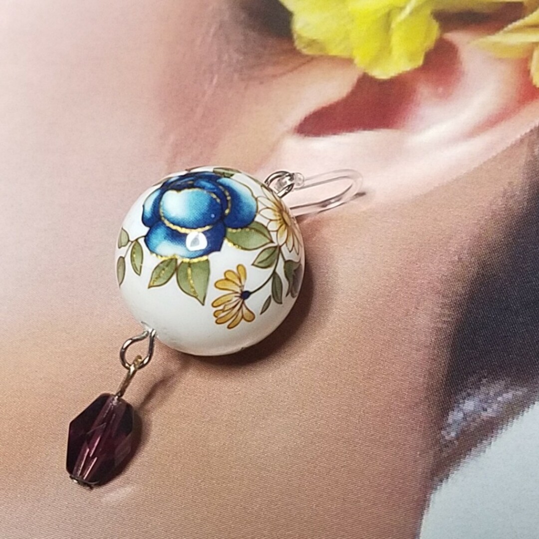 No.692 青薔薇の白いガラス玉ピアスorイヤリング バラ、ローズ、綺麗、エモ