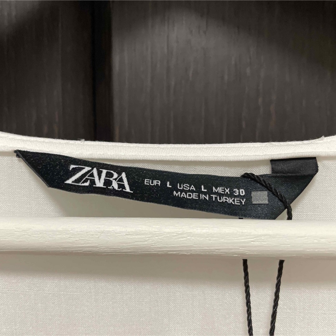 ZARA(ザラ)のZARA レース　フリル　半袖ブラウス　L 新品未使用　タグ付き レディースのトップス(シャツ/ブラウス(半袖/袖なし))の商品写真