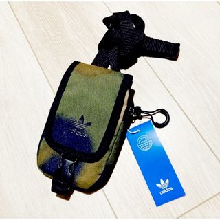 アディダス(adidas)のアディダス★新品 迷彩柄 スマホ ショルダー iPhone ポーチ バッグ(ショルダーバッグ)