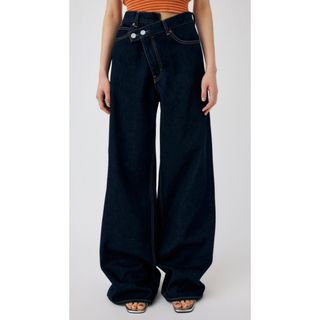 マウジー(moussy)のMOUSSY 完売デニム　新品CROSS WAIST WIDE STRAIGHT(デニム/ジーンズ)