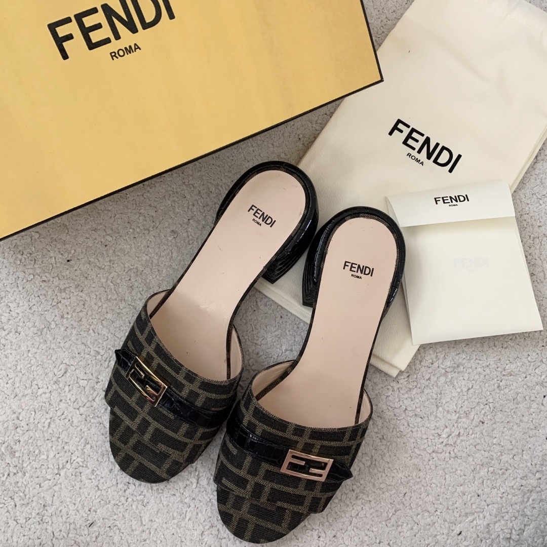 FENDI(フェンディ)の♡カラメル様♡専用 レディースの靴/シューズ(ミュール)の商品写真