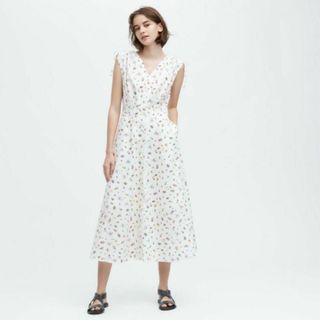 ユニクロ(UNIQLO)の【新品タグ付き】コットンフレアVネックワンピース　イネス　ユニクロ　L(ロングワンピース/マキシワンピース)