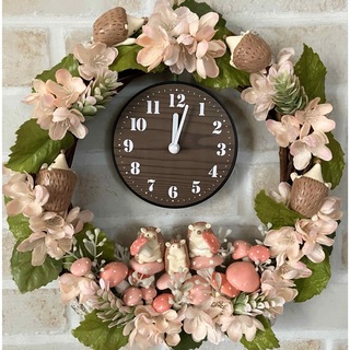 ハンドメイドリースC024　ピンクきのこと桜 なかよしハリネズミ壁掛け時計