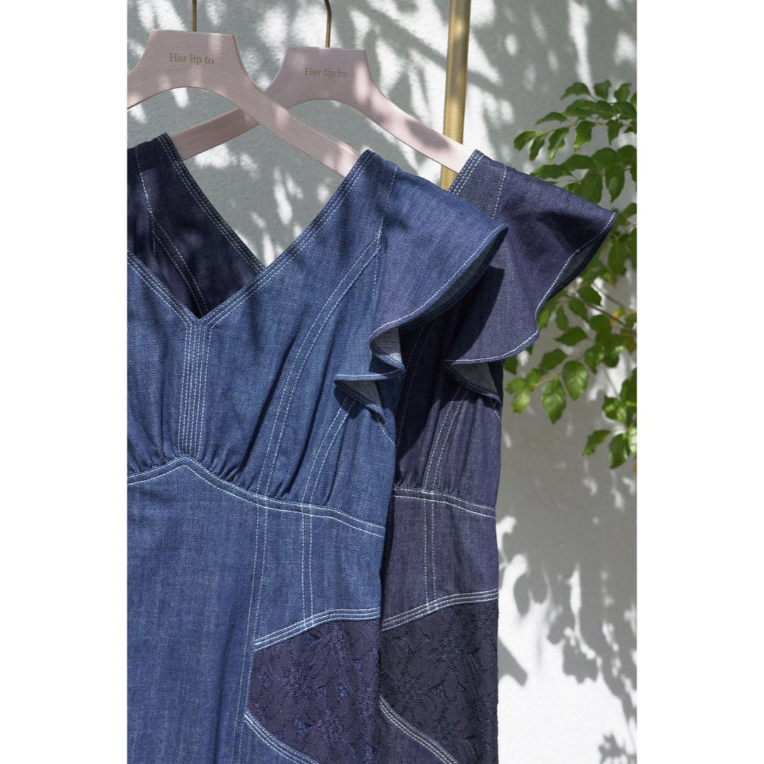 Her lip to(ハーリップトゥ)のRuffled Shoulder Denim Midi Dress レディースのワンピース(ロングワンピース/マキシワンピース)の商品写真