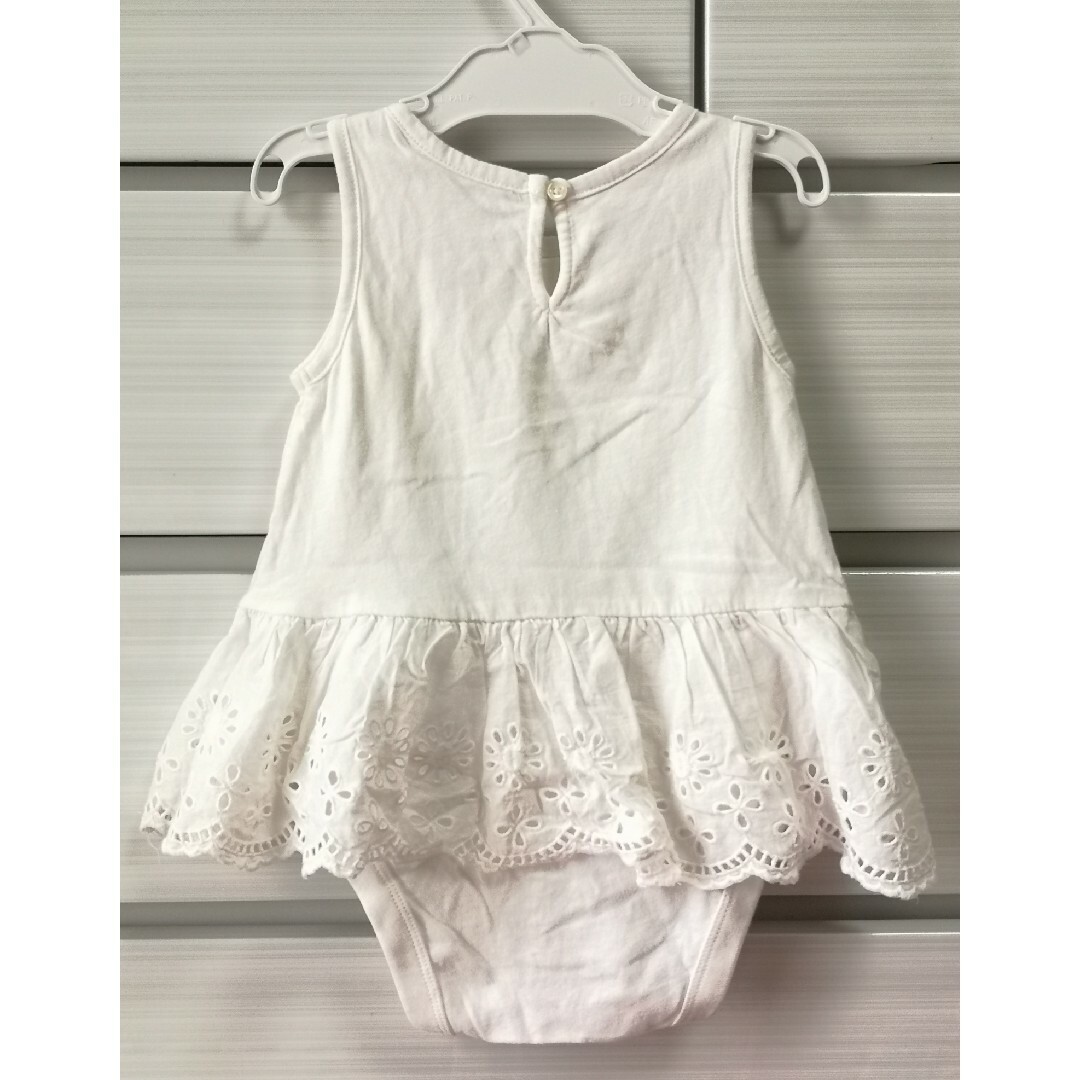 babyGAP(ベビーギャップ)のbabygap 80 ロンパース 白 女の子 可愛い♪ キッズ/ベビー/マタニティのベビー服(~85cm)(ロンパース)の商品写真