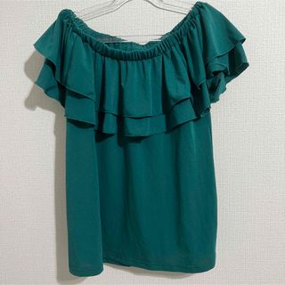 セシルマクビー(CECIL McBEE)のセシルマクビー オフィショル トップス グリーン Mサイズ(カットソー(半袖/袖なし))