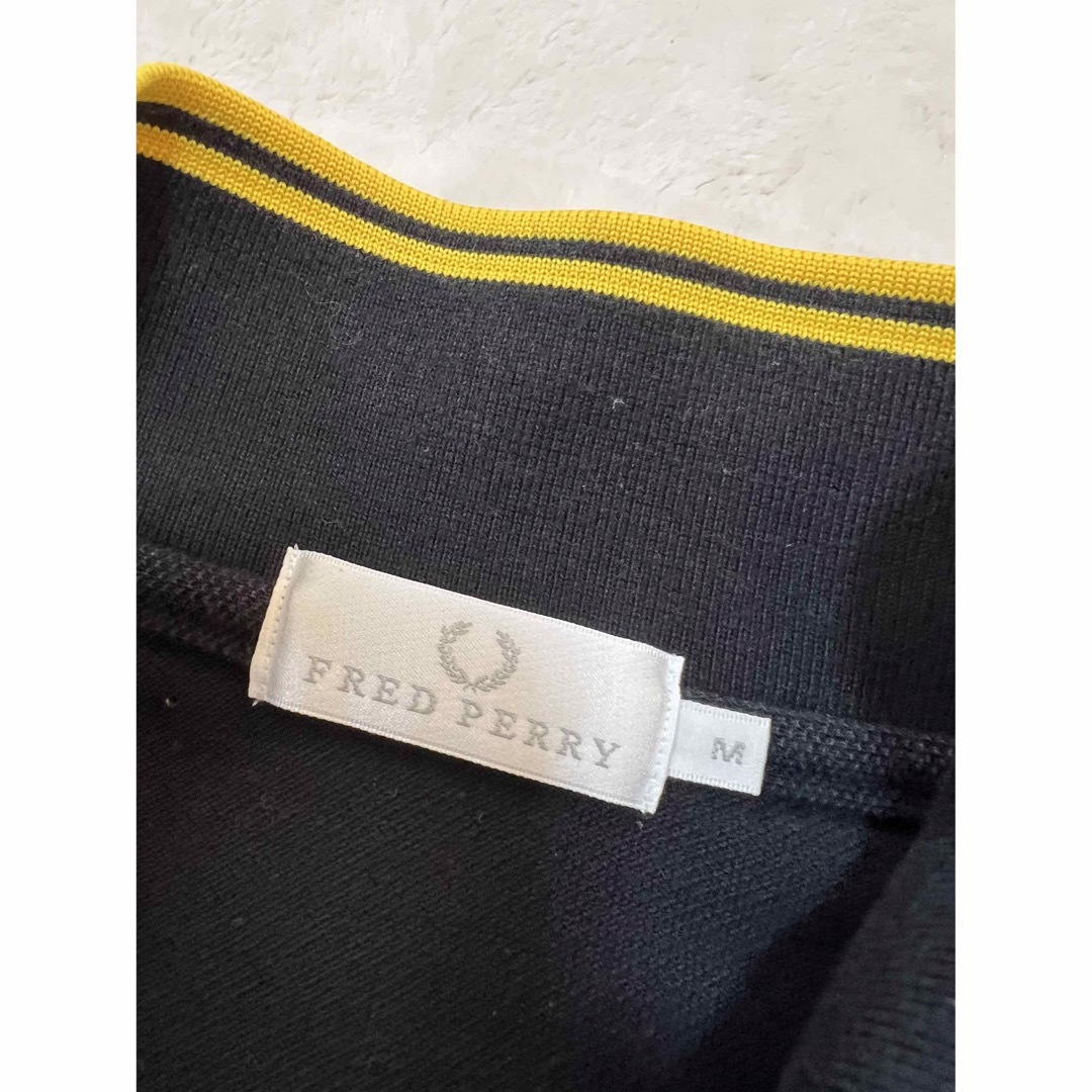 FRED PERRY(フレッドペリー)の【大人気】フレッドペリー　ノースリーブ　ポロシャツ　ブラック×イエロー レディースのトップス(ポロシャツ)の商品写真