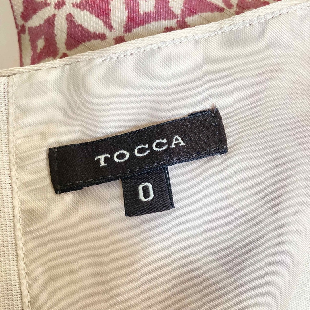 TOCCA(トッカ)の美品　トッカ  レース柄　タイトワンピース ひざ丈　赤　ピンク　ノースリワンピ レディースのワンピース(ひざ丈ワンピース)の商品写真