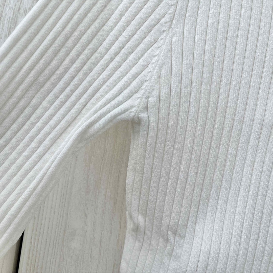 JUSGLITTY(ジャスグリッティー)の袖パールニット　白　ホワイト　シンプル レディースのトップス(ニット/セーター)の商品写真