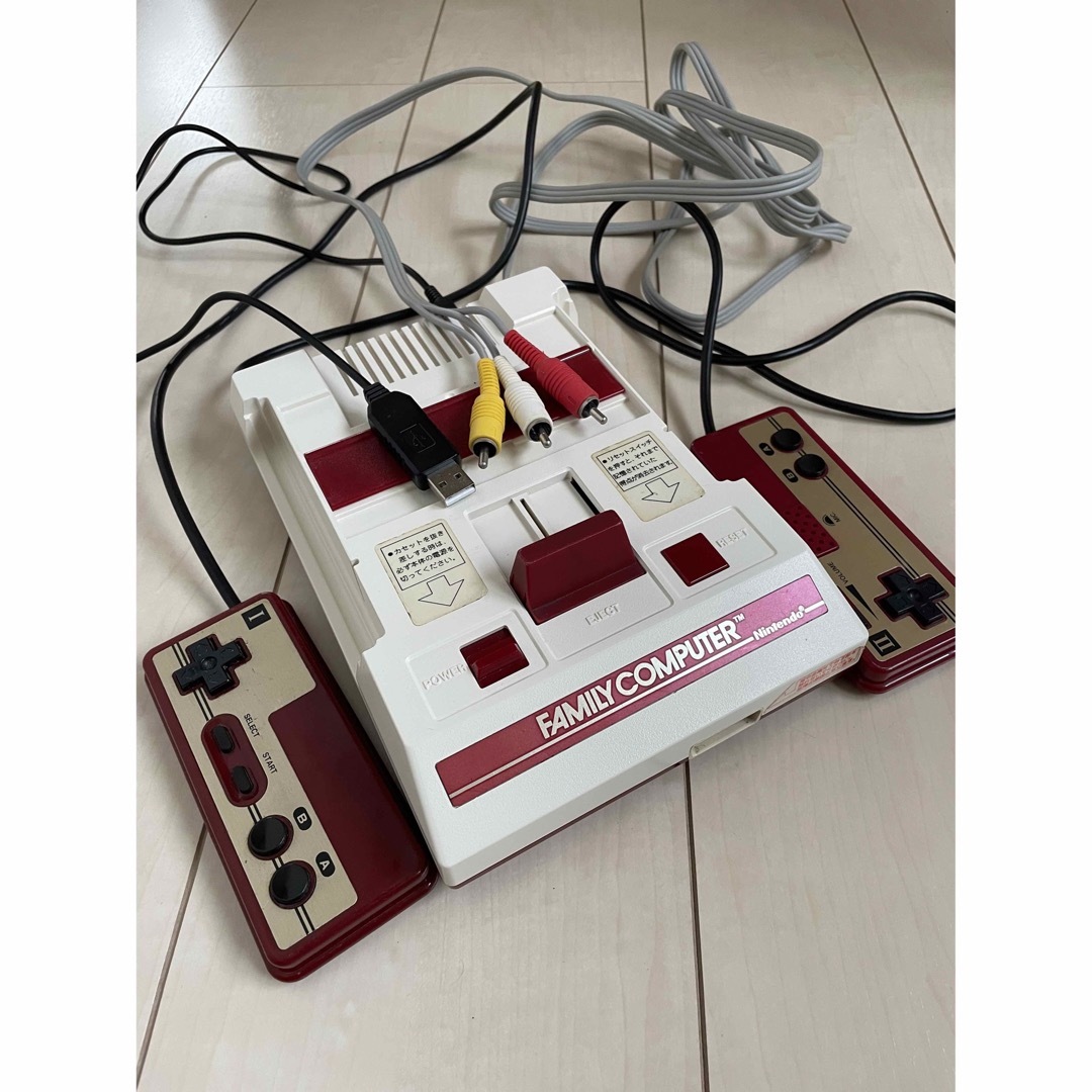 ファミリーコンピュータ(ファミリーコンピュータ)のファミコン本体 AV化改造 付属品有り　USB電源 エンタメ/ホビーのゲームソフト/ゲーム機本体(家庭用ゲーム機本体)の商品写真