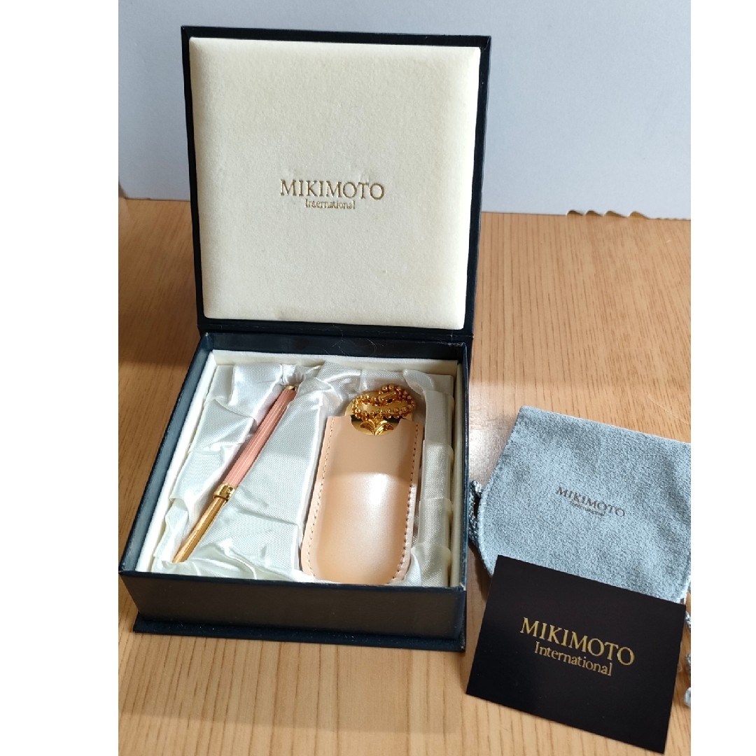 MIKIMOTO(ミキモト)のMIKIMOTO ミキモト　パール付きリップブラシ　ミラー　ポーチ　箱入り コスメ/美容のメイク道具/ケアグッズ(ブラシ・チップ)の商品写真