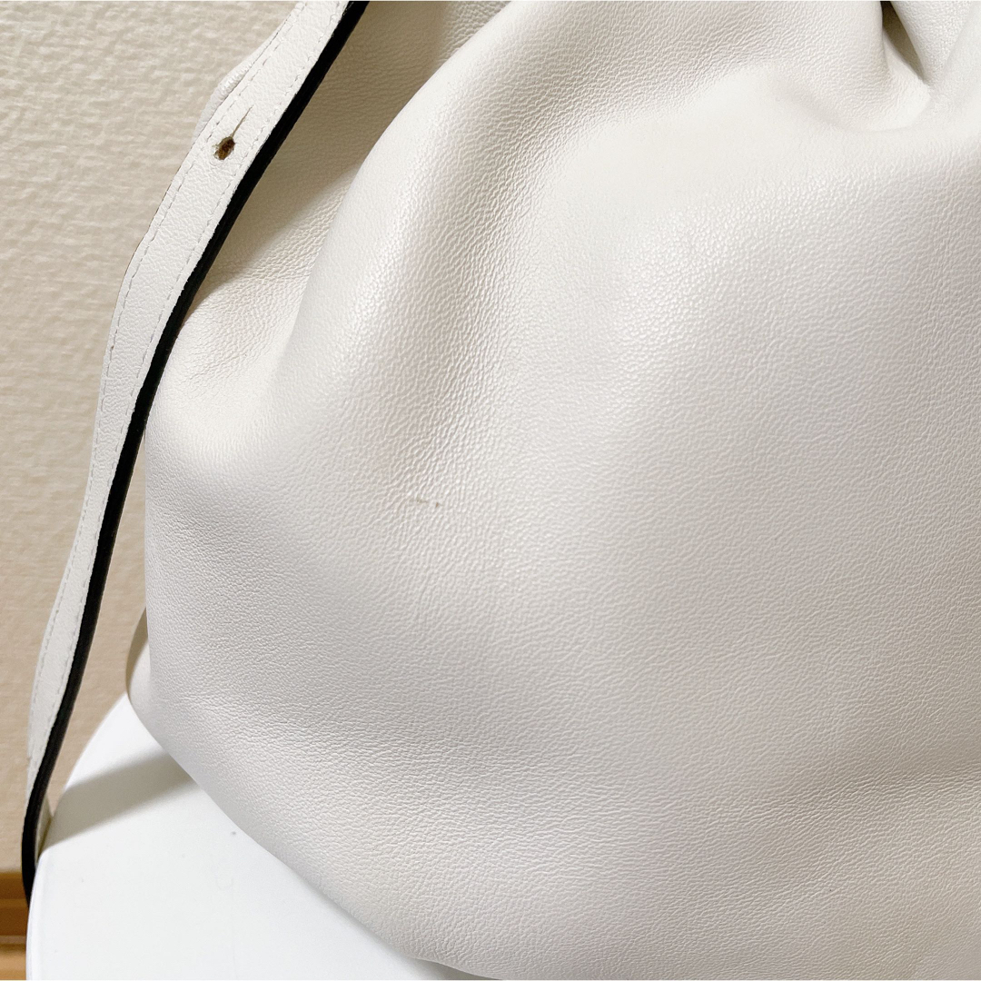 LOEWE(ロエベ)のLOEWE　ロエベ　バウンスバッグ　ホワイト　ハンドショルダー斜めがけポシェット レディースのバッグ(ショルダーバッグ)の商品写真