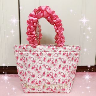 メゾンドフルール(Maison de FLEUR)の☆Maison de FLEUR☆お花＆リボン柄☆フリルハンドルトートバッグ新品(ハンドバッグ)