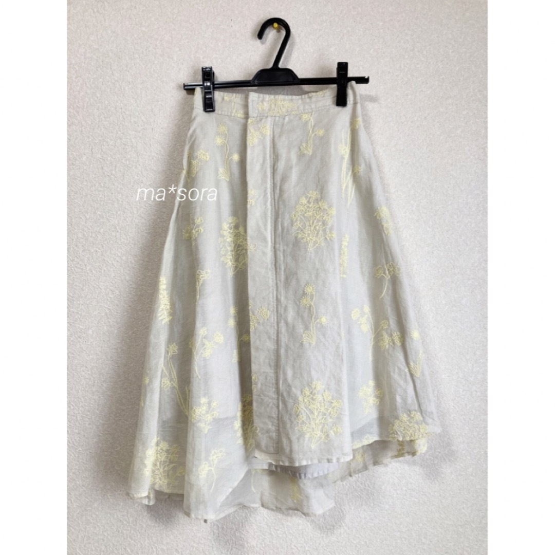 Lochie(ロキエ)のフラワー 刺繍 アシンメトリー スカート レディースのスカート(ひざ丈スカート)の商品写真
