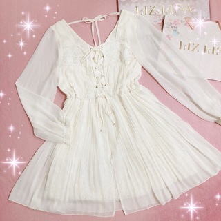 リズリサ(LIZ LISA)の☆リズリサLIZLISA☆胸元編み上げ☆プリーツシフォンワンピース☆新品ホワイト(ミニワンピース)