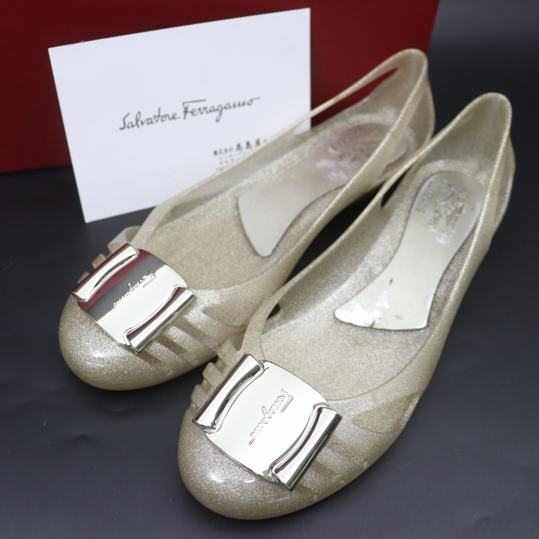 Salvatore Ferragamo(サルヴァトーレフェラガモ)のITIWNR4268HX フェラガモ BERMUDA ラバー パンプス サイズ8 レディースの靴/シューズ(ハイヒール/パンプス)の商品写真