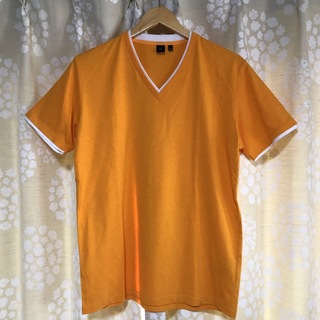 ユニクロ(UNIQLO)のユニクロ　メンズVTシャツ　オレンジＬ(Tシャツ/カットソー(半袖/袖なし))