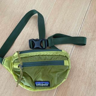 パタゴニア(patagonia)のパタゴニア ライトウェイト トラベル ミニ ヒップパック　グリーン(登山用品)