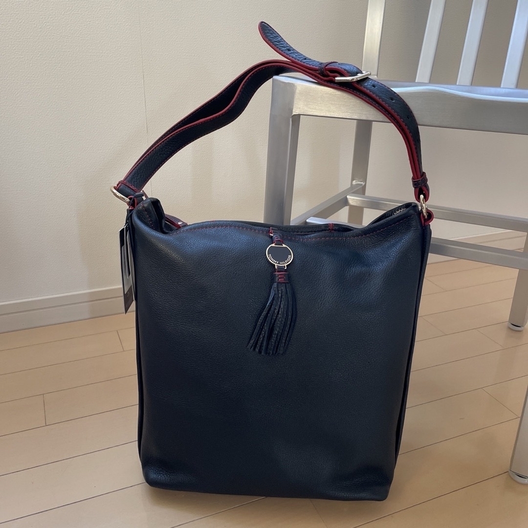 TOMMY HILFIGER(トミーヒルフィガー)の新品　TOMMY HILFIGERトミーヒルフィガー　牛革ショルダーバッグ　袋付 レディースのバッグ(ショルダーバッグ)の商品写真