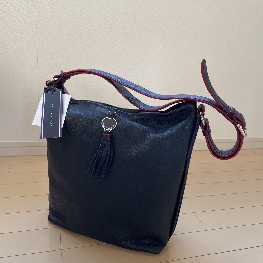 TOMMY HILFIGER(トミーヒルフィガー)の新品　TOMMY HILFIGERトミーヒルフィガー　牛革ショルダーバッグ　袋付 レディースのバッグ(ショルダーバッグ)の商品写真