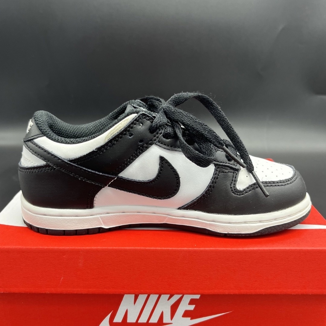 NIKE(ナイキ)のDunk Low ダンク パンダ キッズ/ベビー/マタニティのキッズ靴/シューズ(15cm~)(スニーカー)の商品写真