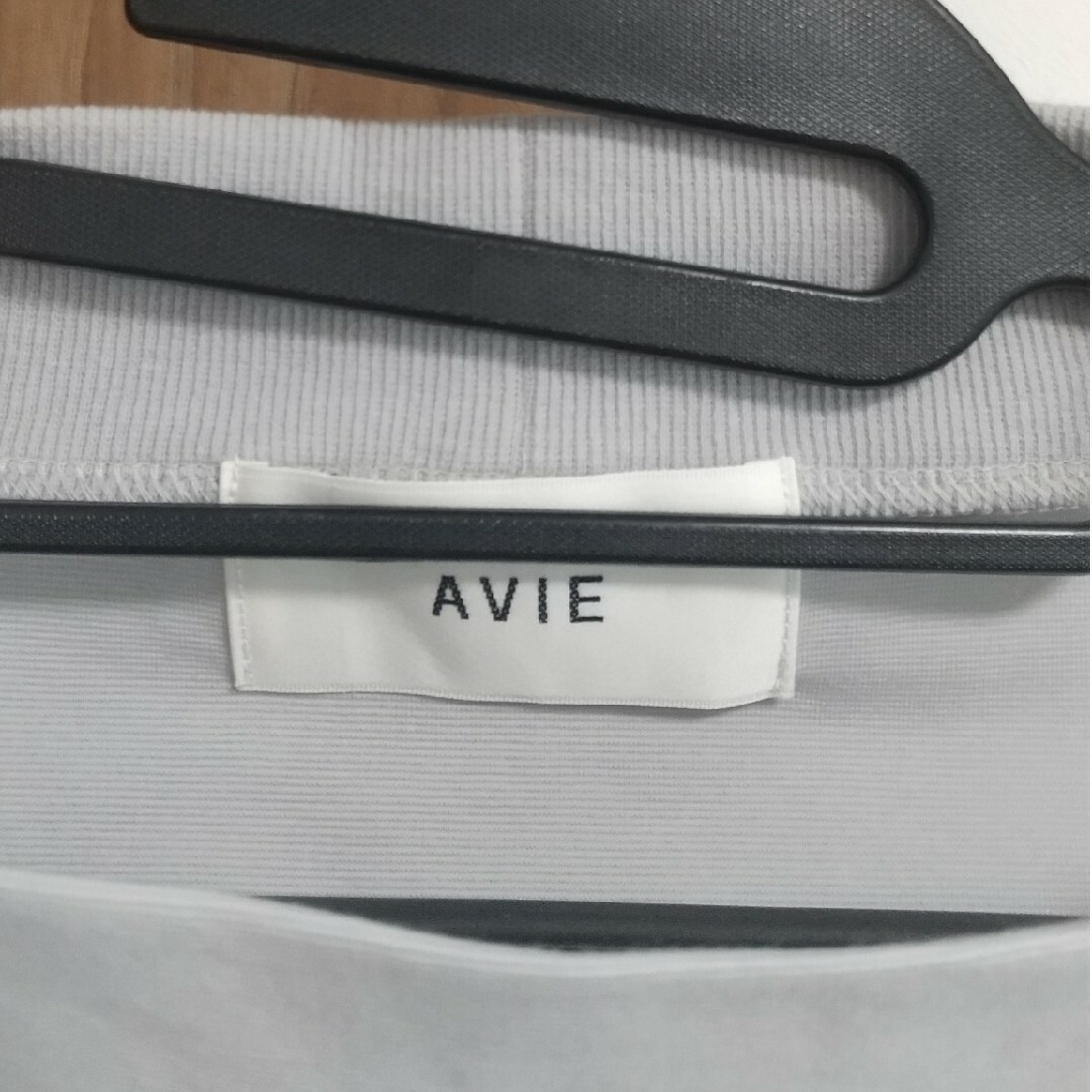 avie(アビィ)の新品タグ付き　AVIE アビィ　ショルダーカバートップス　ライトグレー レディースのトップス(シャツ/ブラウス(半袖/袖なし))の商品写真