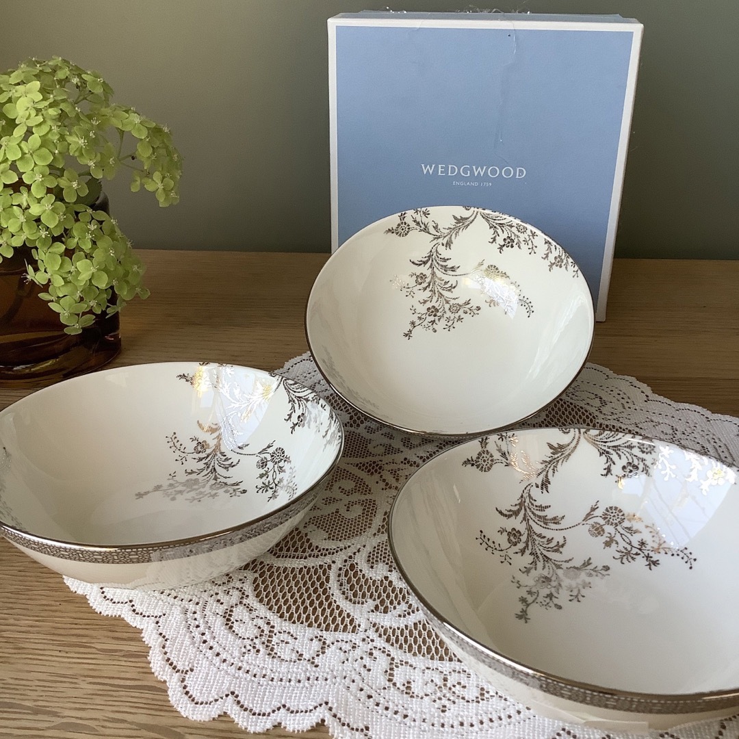 WEDGWOOD(ウェッジウッド)の未使用／ウェッジウッド　ヴェラ・ウォン  レース プラチナ　ボウル3枚セット インテリア/住まい/日用品のキッチン/食器(食器)の商品写真