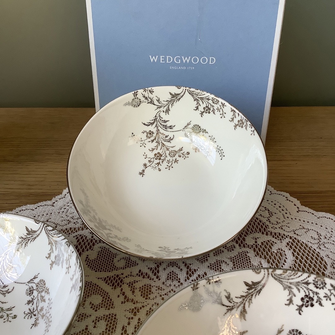 WEDGWOOD(ウェッジウッド)の未使用／ウェッジウッド　ヴェラ・ウォン  レース プラチナ　ボウル3枚セット インテリア/住まい/日用品のキッチン/食器(食器)の商品写真