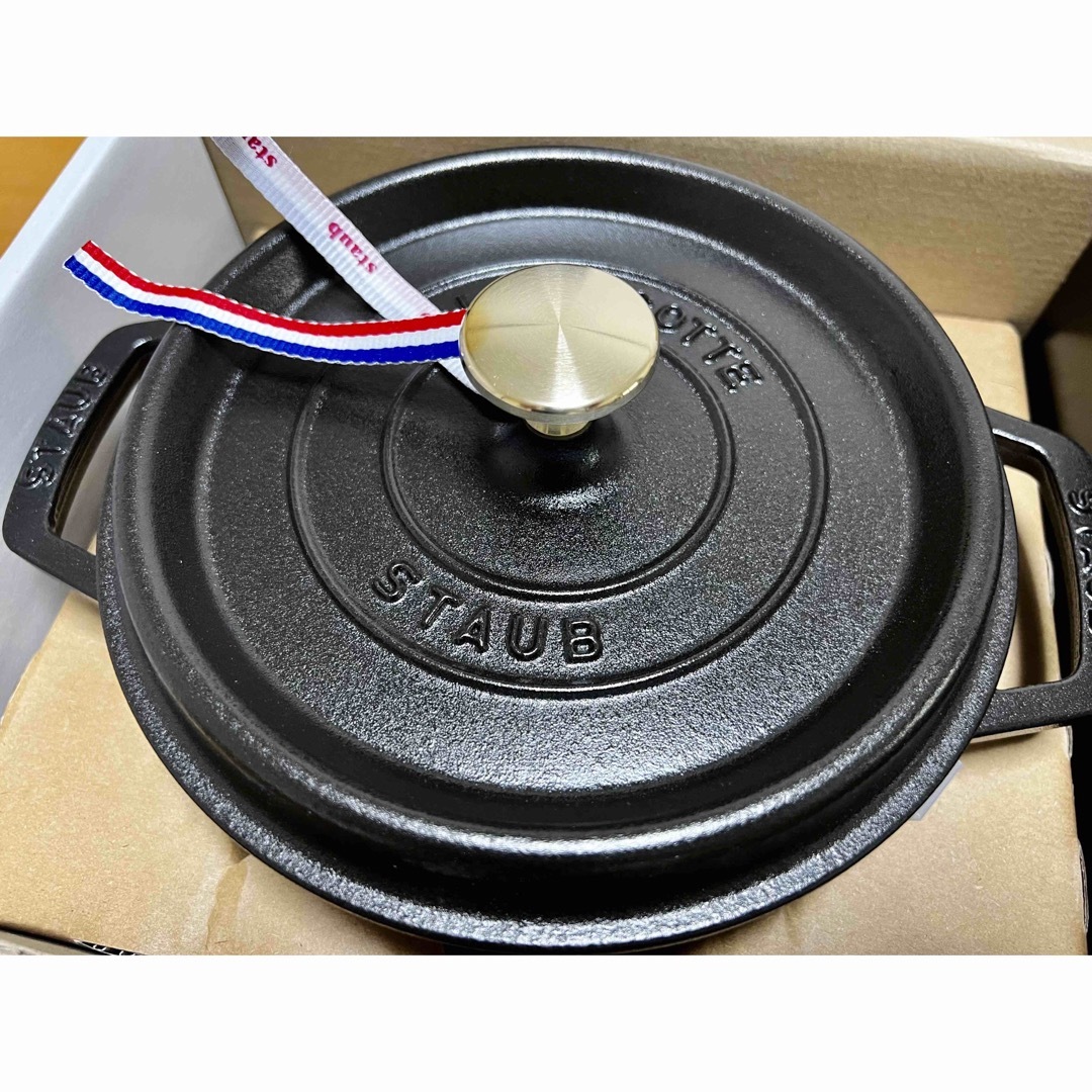 STAUB(ストウブ)の【未使用】Staubストウブ ココットラウンド  20cm ブラック インテリア/住まい/日用品のキッチン/食器(鍋/フライパン)の商品写真