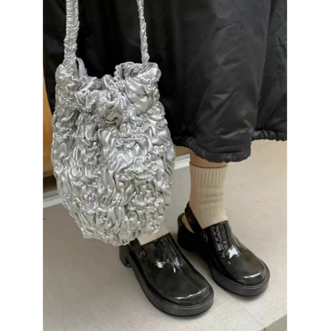 ギャザー バケット ショルダーバッグ シルバー 銀 巾着 バッグ ポシェット レディースのバッグ(ショルダーバッグ)の商品写真