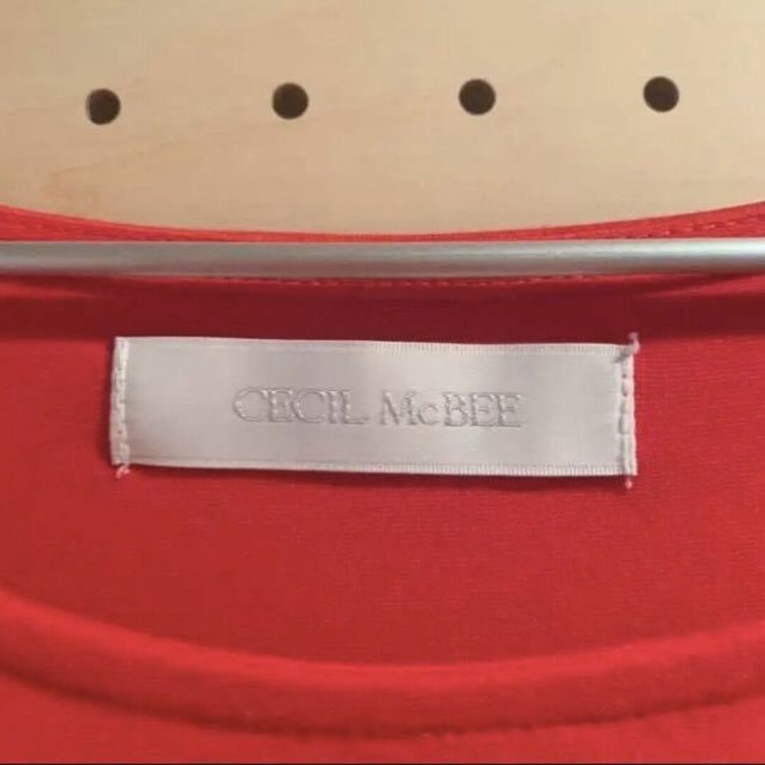 CECIL McBEE(セシルマクビー)の新品 セシルマクビー デザイン カットソー 赤 / Tシャツ トップス レディースのトップス(Tシャツ(半袖/袖なし))の商品写真