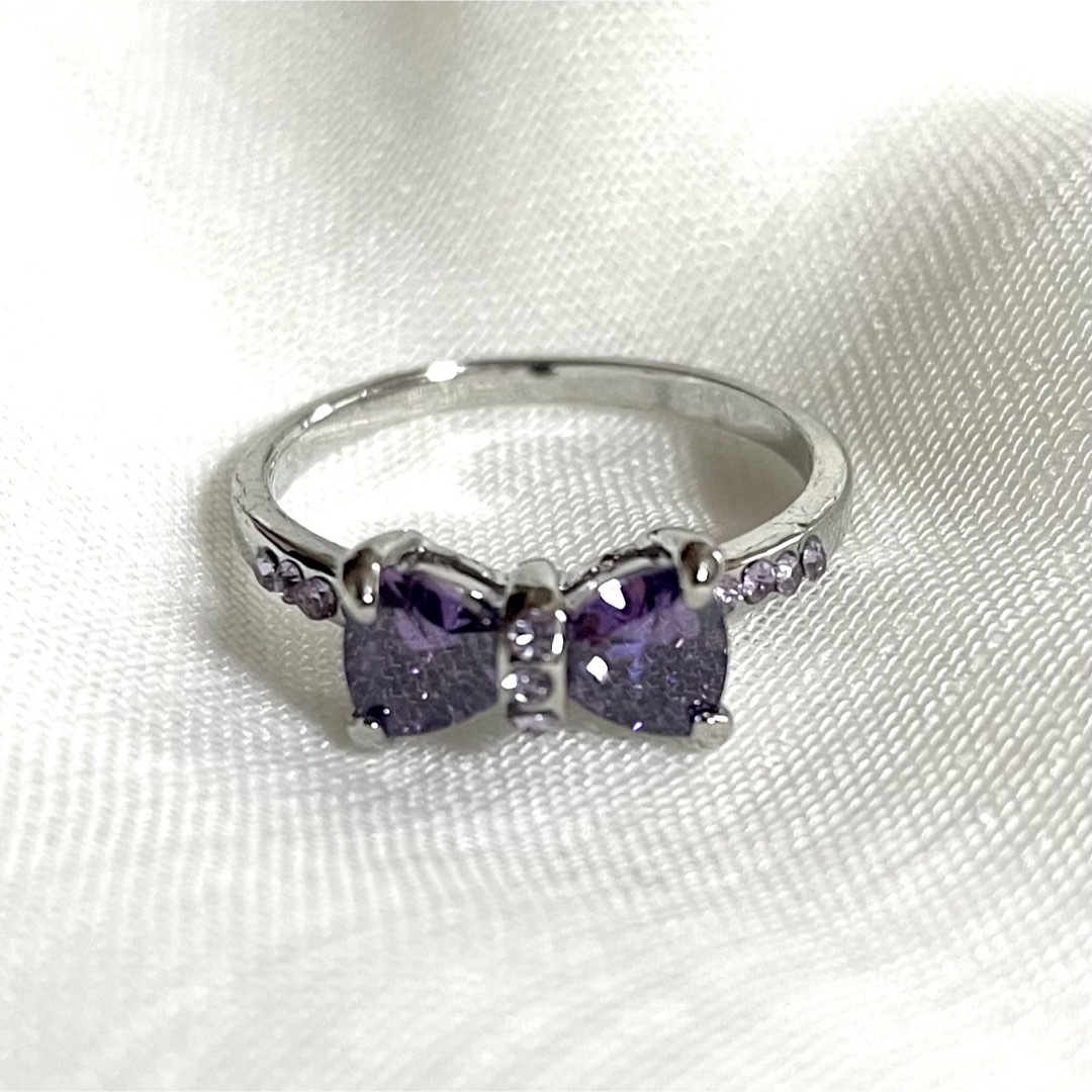 シルバーリボンリング パープル 紫 ビジュー ラインストーン 指輪 19号 レディースのアクセサリー(リング(指輪))の商品写真