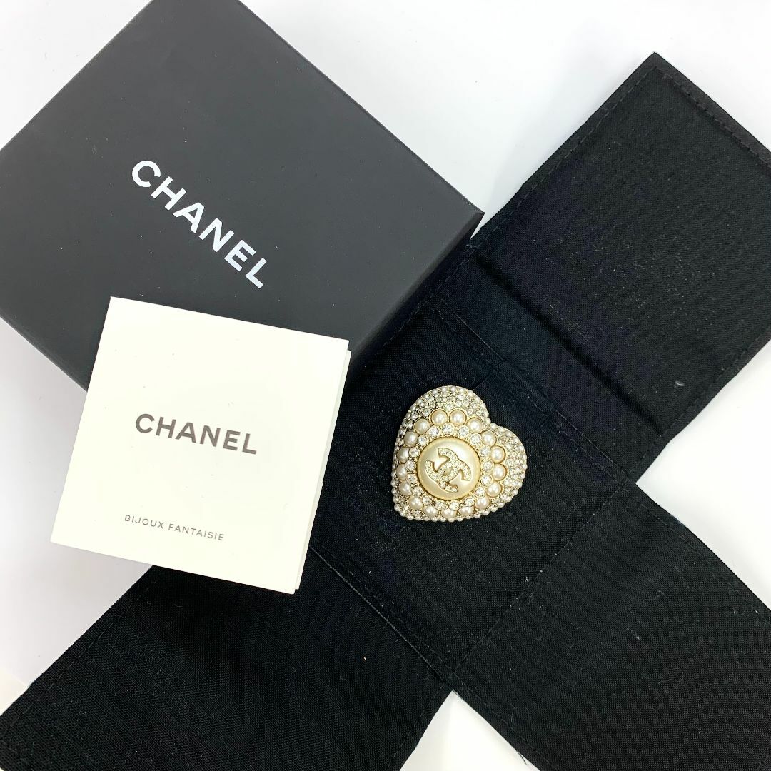 CHANEL(シャネル)の6846 シャネル ブローチ ココマーク ハート パール ラインストーン レディースのアクセサリー(ブローチ/コサージュ)の商品写真