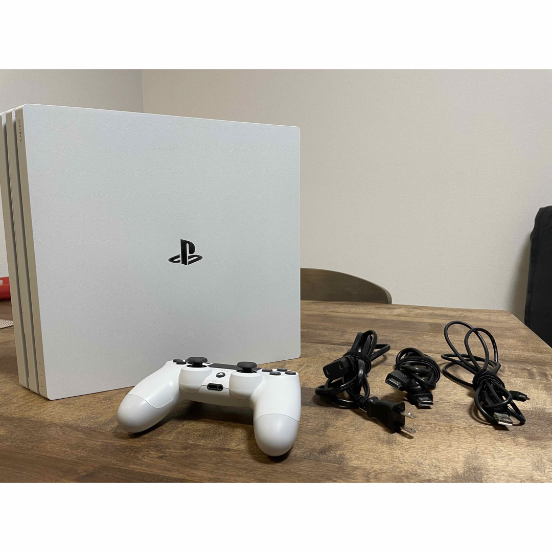 PlayStation4(プレイステーション4)のps4 pro CUH-7000B エンタメ/ホビーのゲームソフト/ゲーム機本体(家庭用ゲーム機本体)の商品写真