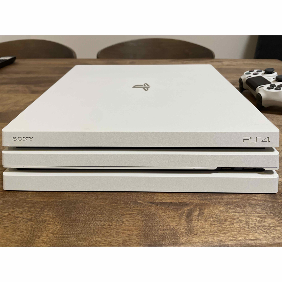 PlayStation4(プレイステーション4)のps4 pro CUH-7000B エンタメ/ホビーのゲームソフト/ゲーム機本体(家庭用ゲーム機本体)の商品写真