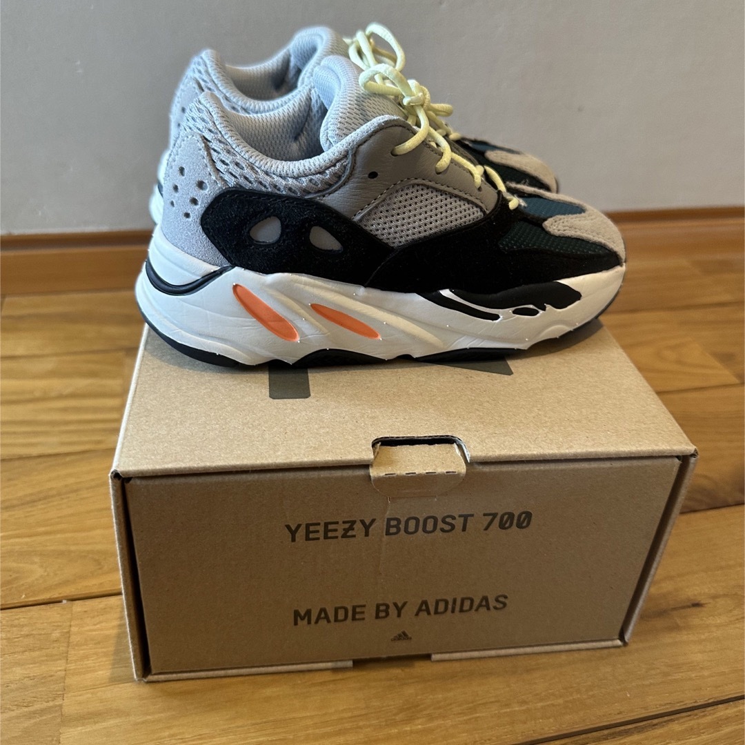 adidas(アディダス)のadidas YEEZY BOOST 700 16.5cm キッズ/ベビー/マタニティのキッズ靴/シューズ(15cm~)(スニーカー)の商品写真