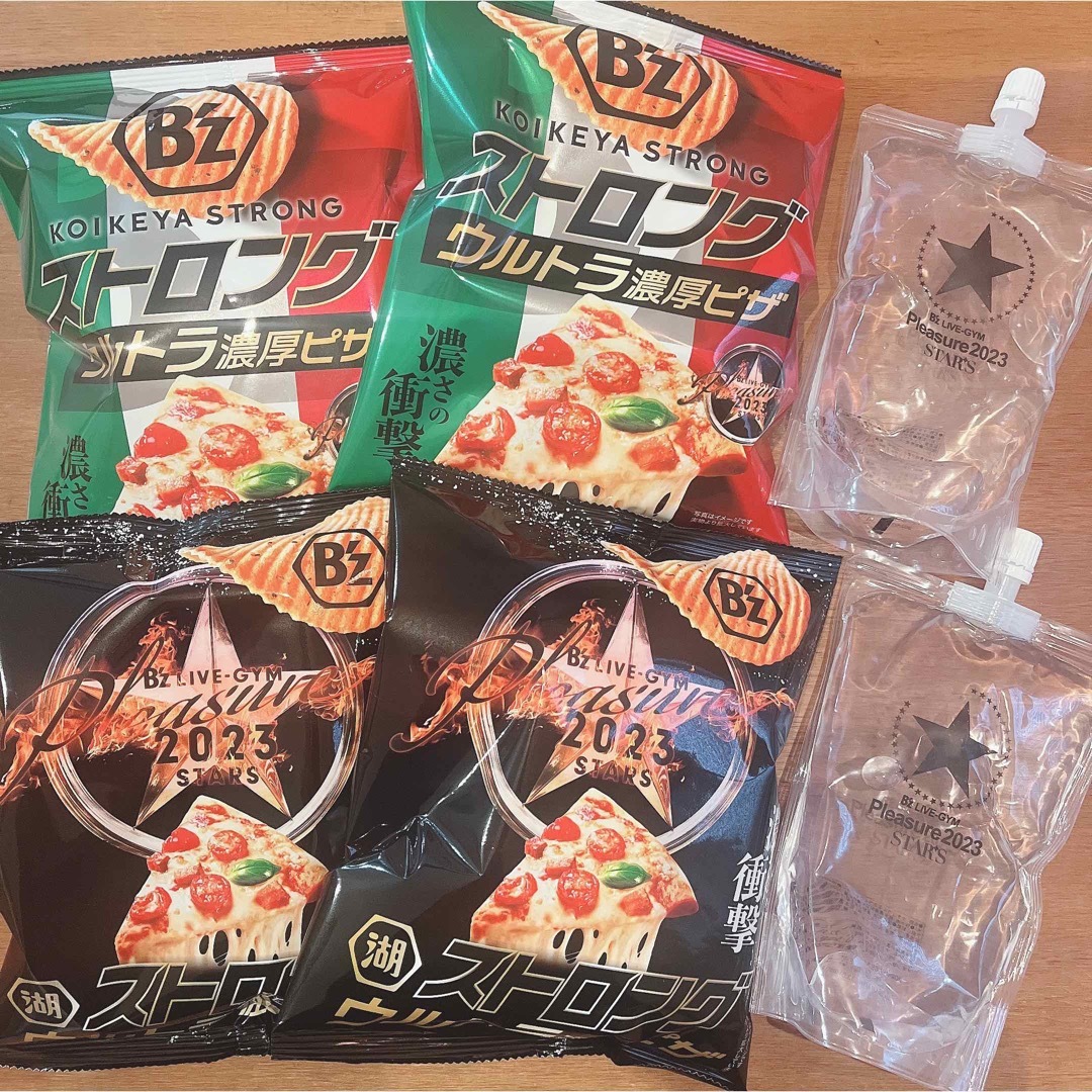 B'z(ビーズ)のB'z 湖池屋ストロングウルトラ濃厚ピザ＆ミネラルウォーター 食品/飲料/酒の食品(菓子/デザート)の商品写真