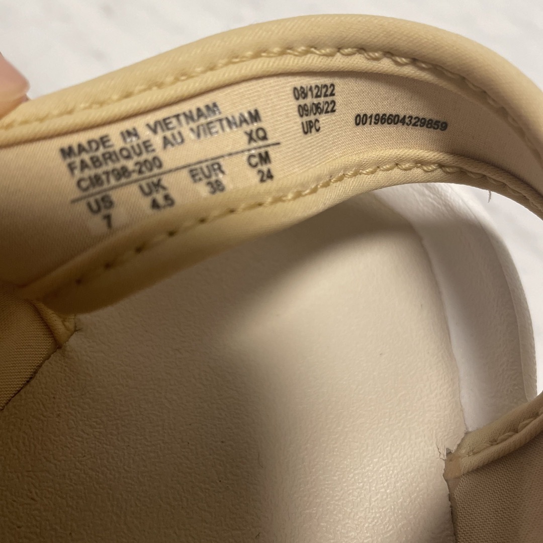 NIKE(ナイキ)のエアマックスココ　ベージュ　24㎝ レディースの靴/シューズ(サンダル)の商品写真