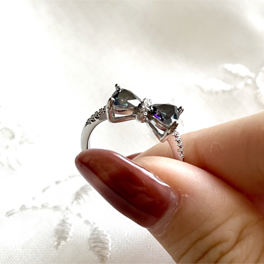 シルバーリボンリング オーロラ ビジュー ラインストーン 指輪 14号 レディースのアクセサリー(リング(指輪))の商品写真