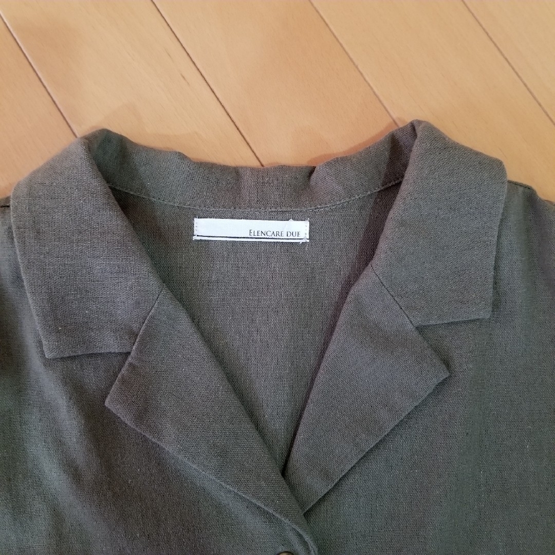 ELENCARE DUE　カーキシャツ　リネンシャツ レディースのトップス(シャツ/ブラウス(半袖/袖なし))の商品写真