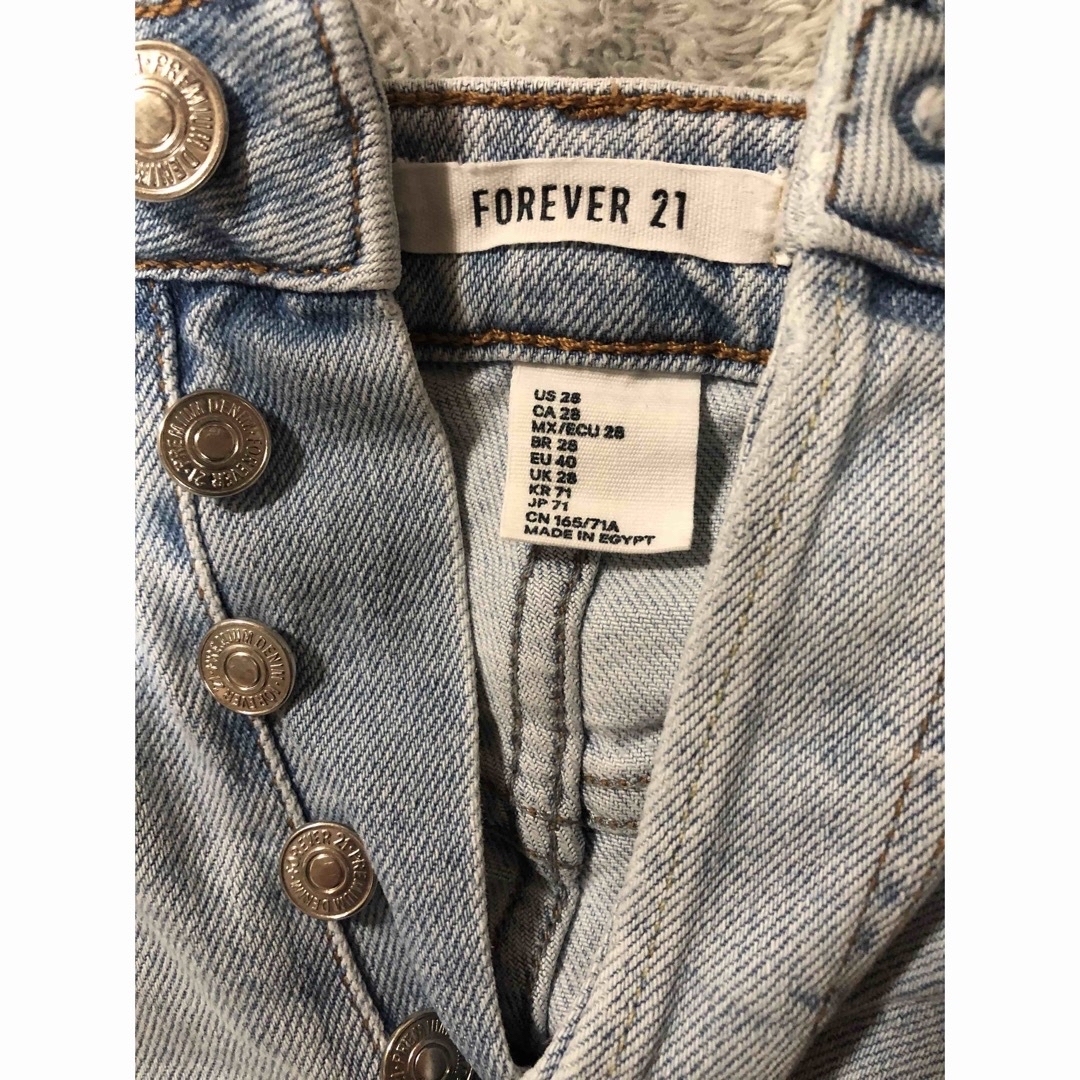 FOREVER 21(フォーエバートゥエンティーワン)のフォーエバー２１ デニムパンツ ダメージ レディースのパンツ(デニム/ジーンズ)の商品写真