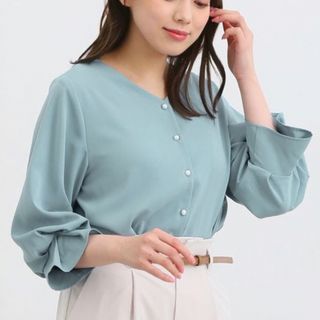 ハニーズ(HONEYS)のハニーズ💕 パール釦Ｖネックブラウス【新品未使用】(シャツ/ブラウス(長袖/七分))