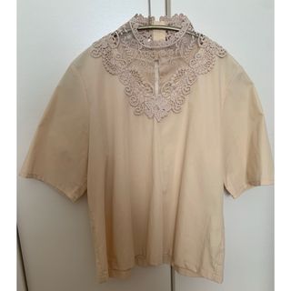 アメリヴィンテージ(Ameri VINTAGE)のアメリヴィンテージ　MEDI LACE NECK BLOUSE(シャツ/ブラウス(半袖/袖なし))