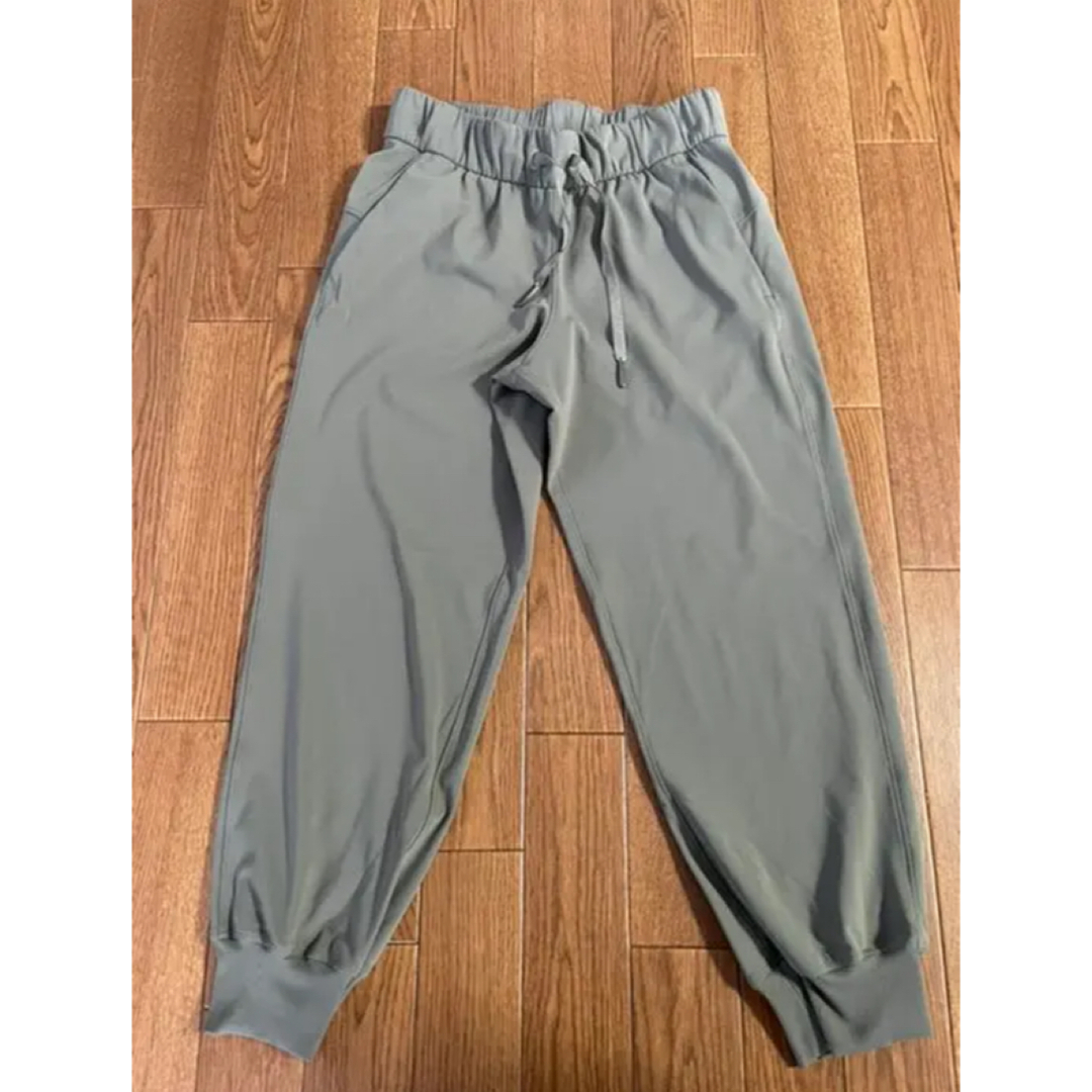 lululemon(ルルレモン)の【超美品】lululemon ジョガーパンツ　クロップ　サイズ2 レディースのパンツ(クロップドパンツ)の商品写真