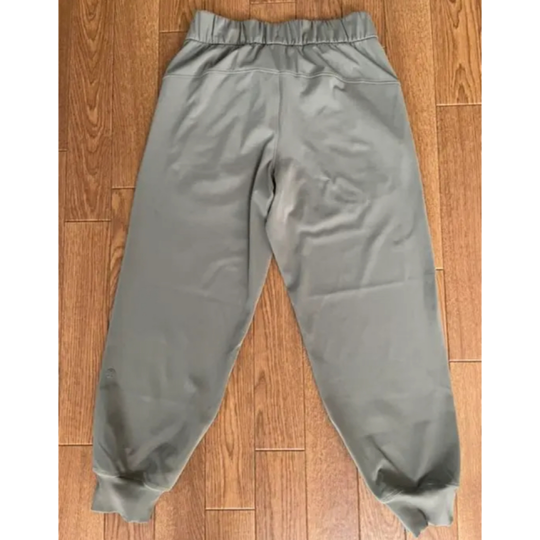 lululemon(ルルレモン)の【超美品】lululemon ジョガーパンツ　クロップ　サイズ2 レディースのパンツ(クロップドパンツ)の商品写真